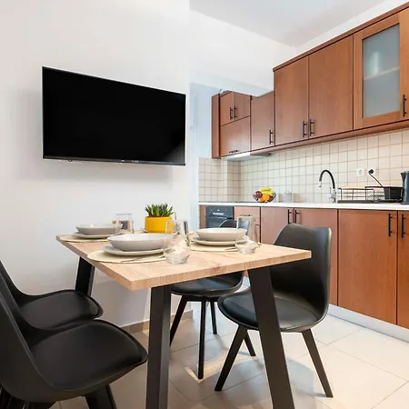 Апартаменти Town, 3 Min To - Kyma 1