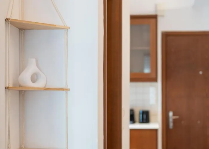 Cozy - 3 Min Walk To & Town - I